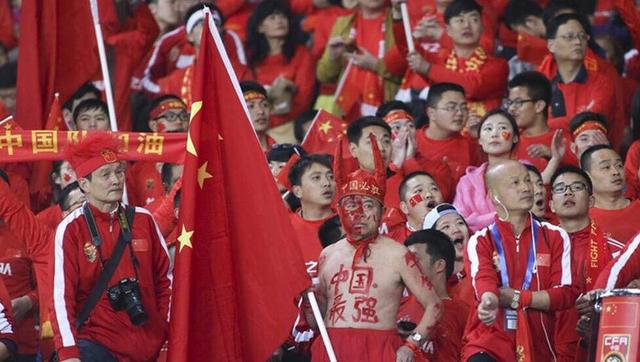 安东尼在2022年夏窗从阿贾克斯加盟曼联，转会费为9500万欧+500万浮动。